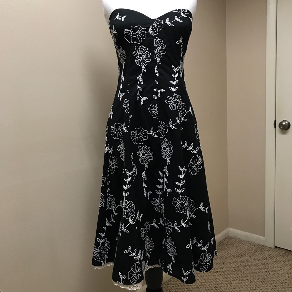Spring/Summer WHBM black & white strapless sundress, full skirt. Size 8.